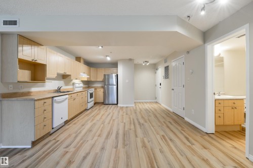 112 10311 111 Street, Edmonton, AB - Indoor Photo Showing Kitchen