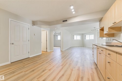 112 10311 111 Street, Edmonton, AB - Indoor Photo Showing Kitchen