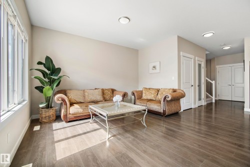2456 Kelly Circle Circle, Edmonton, AB - Indoor Photo Showing Living Room