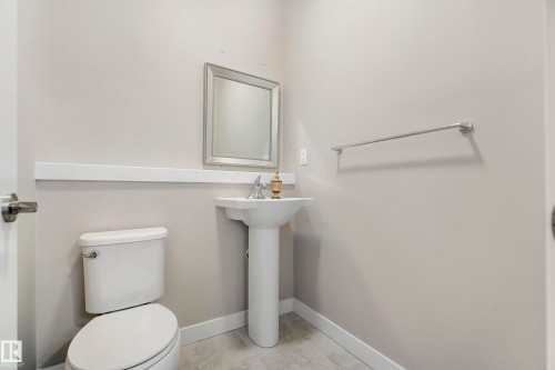 2456 Kelly Circle Circle, Edmonton, AB - Indoor Photo Showing Bathroom