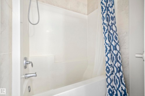 2456 Kelly Circle Circle, Edmonton, AB - Indoor Photo Showing Bathroom