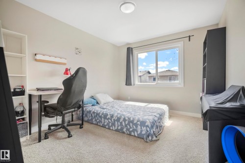2456 Kelly Circle Circle, Edmonton, AB - Indoor Photo Showing Bedroom