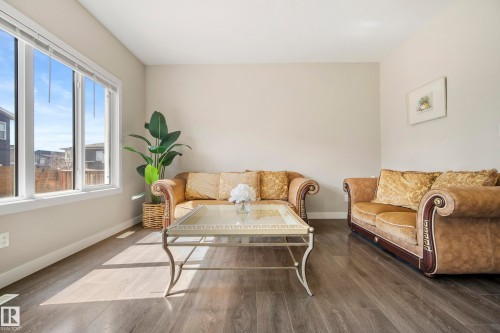 2456 Kelly Circle Circle, Edmonton, AB - Indoor Photo Showing Living Room