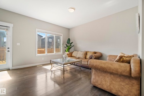 2456 Kelly Circle Circle, Edmonton, AB - Indoor Photo Showing Living Room