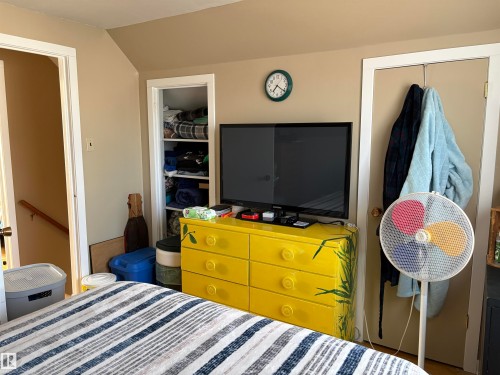 Image quality insufficient for description - 410 Main St, Alcomdale, AB - Indoor Photo Showing Bedroom
