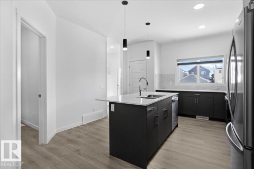 3323 Erlanger Bend, Edmonton, AB - Indoor Photo Showing Kitchen With Double Sink With Upgraded Kitchen
