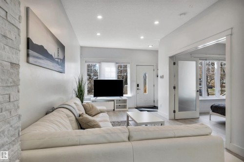11531 97 Street, Edmonton, AB - Indoor Photo Showing Living Room