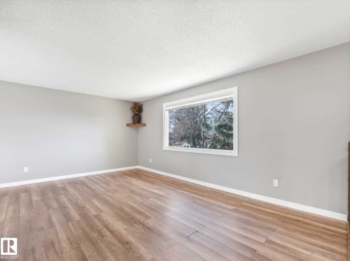 32 Manor Drive, Spruce Grove, AB - Indoor Photo Showing Other Room