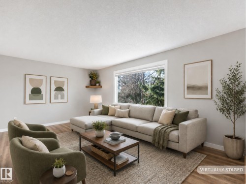 32 Manor Drive, Spruce Grove, AB - Indoor Photo Showing Living Room