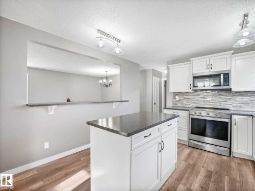 32 Manor Drive, Spruce Grove, AB - Indoor Photo Showing Kitchen With Upgraded Kitchen