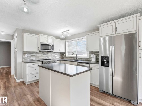32 Manor Drive, Spruce Grove, AB - Indoor Photo Showing Kitchen With Stainless Steel Kitchen With Upgraded Kitchen