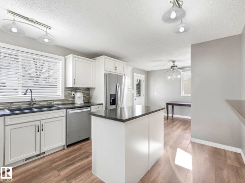 32 Manor Drive, Spruce Grove, AB - Indoor Photo Showing Kitchen With Stainless Steel Kitchen With Double Sink With Upgraded Kitchen
