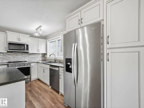 32 Manor Drive, Spruce Grove, AB - Indoor Photo Showing Kitchen With Stainless Steel Kitchen With Upgraded Kitchen