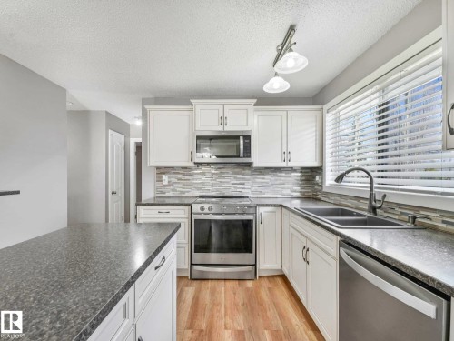 32 Manor Drive, Spruce Grove, AB - Indoor Photo Showing Kitchen With Stainless Steel Kitchen With Double Sink With Upgraded Kitchen