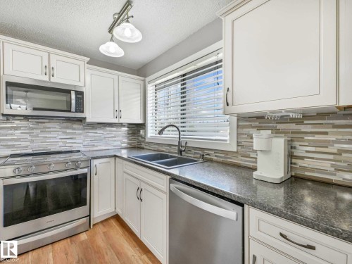 32 Manor Drive, Spruce Grove, AB - Indoor Photo Showing Kitchen With Double Sink With Upgraded Kitchen