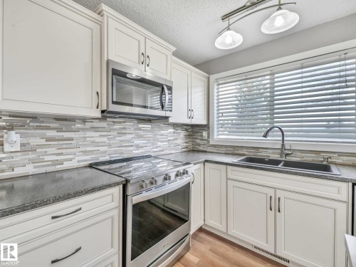 32 Manor Drive, Spruce Grove, AB - Indoor Photo Showing Kitchen With Double Sink With Upgraded Kitchen