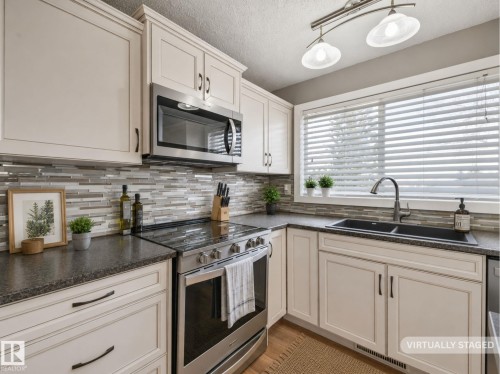 32 Manor Drive, Spruce Grove, AB - Indoor Photo Showing Kitchen With Double Sink With Upgraded Kitchen