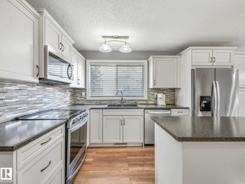 32 Manor Drive, Spruce Grove, AB - Indoor Photo Showing Kitchen With Stainless Steel Kitchen With Double Sink With Upgraded Kitchen