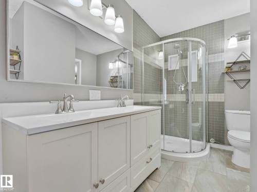 32 Manor Drive, Spruce Grove, AB - Indoor Photo Showing Bathroom