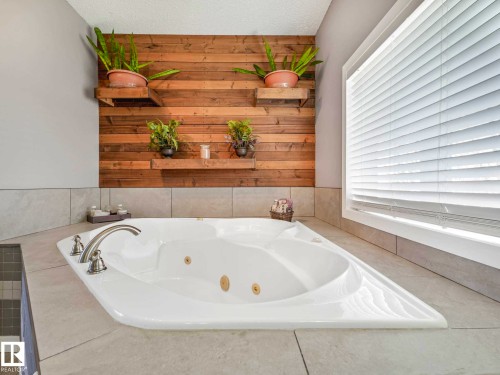 32 Manor Drive, Spruce Grove, AB - Indoor Photo Showing Bathroom