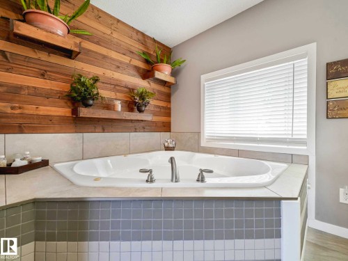 32 Manor Drive, Spruce Grove, AB - Indoor Photo Showing Bathroom