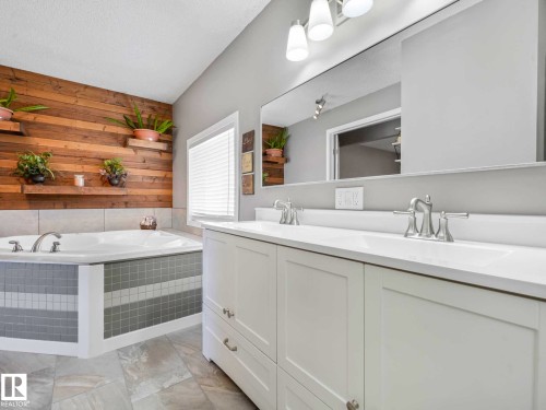 32 Manor Drive, Spruce Grove, AB - Indoor Photo Showing Bathroom