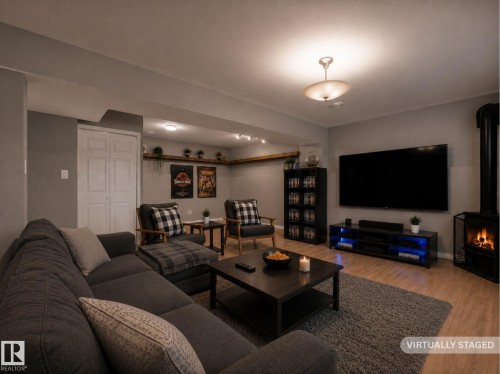 32 Manor Drive, Spruce Grove, AB - Indoor Photo Showing Living Room