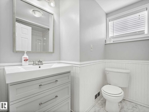 32 Manor Drive, Spruce Grove, AB - Indoor Photo Showing Bathroom