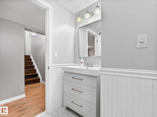 32 Manor Drive, Spruce Grove, AB - Indoor Photo Showing Bathroom