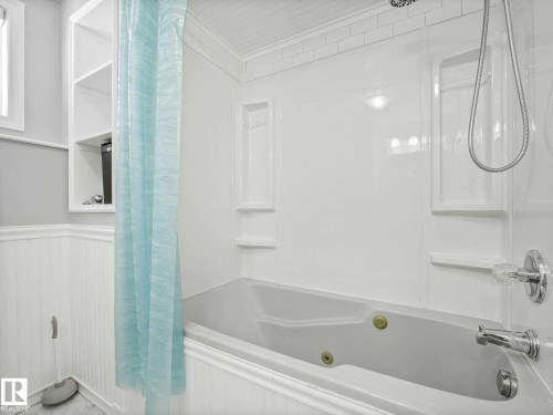 32 Manor Drive, Spruce Grove, AB - Indoor Photo Showing Bathroom