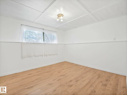 32 Manor Drive, Spruce Grove, AB - Indoor Photo Showing Other Room