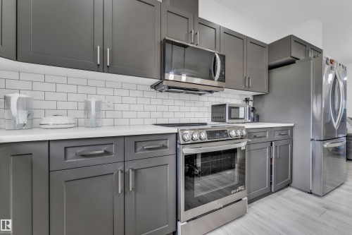 3016 4 Street, Edmonton, AB - Indoor Photo Showing Kitchen With Upgraded Kitchen