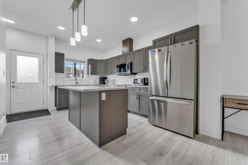 3016 4 Street, Edmonton, AB - Indoor Photo Showing Kitchen With Upgraded Kitchen