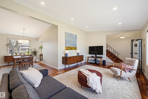 14521 85 Avenue, Edmonton, AB - Indoor Photo Showing Living Room