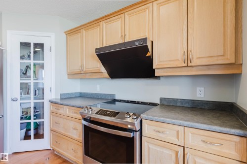 3534 Mclean Crescent, Edmonton, AB - Indoor Photo Showing Kitchen