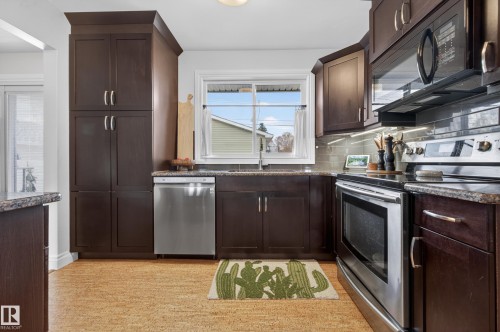 10740 44 Street, Edmonton, AB - Indoor Photo Showing Kitchen