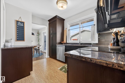 10740 44 Street, Edmonton, AB - Indoor Photo Showing Kitchen