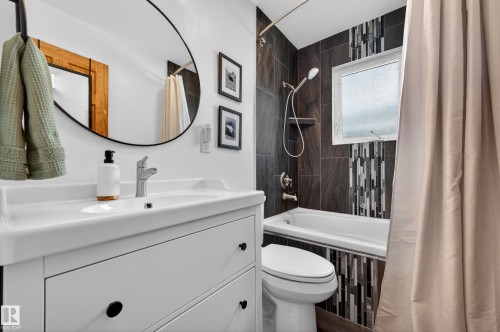 10740 44 Street, Edmonton, AB - Indoor Photo Showing Bathroom