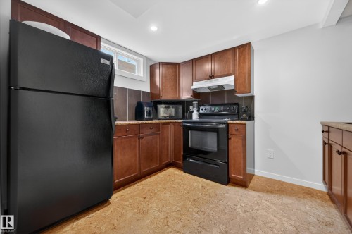 10740 44 Street, Edmonton, AB - Indoor Photo Showing Kitchen