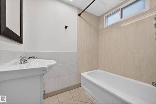 10740 44 Street, Edmonton, AB - Indoor Photo Showing Bathroom