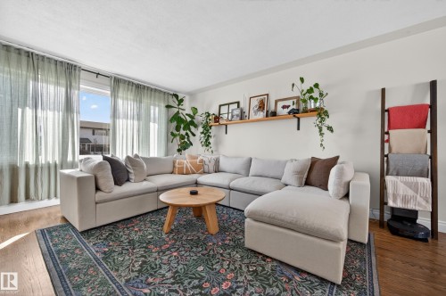 10740 44 Street, Edmonton, AB - Indoor Photo Showing Living Room