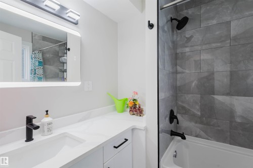 10423 35 Avenue, Edmonton, AB - Indoor Photo Showing Bathroom