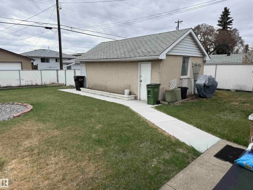 Detached garage structure with stucco siding and a gabled asphalt shingle roof - 12916 95A Street, Edmonton, AB - Outdoor