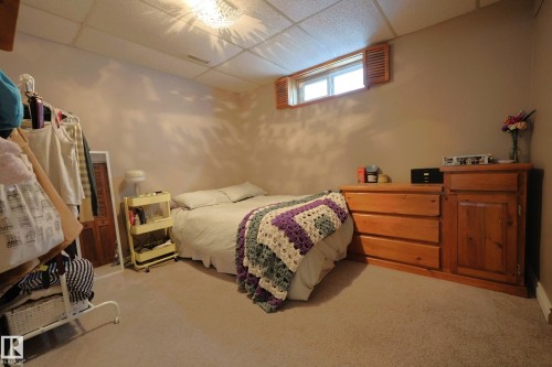 43 Brampton Street, Spruce Grove, AB - Indoor Photo Showing Bedroom