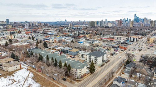 Aerial view showcasing the urban landscape with a distant city skyline - 25 9926 80 Avenue, Edmonton, AB - Outdoor With View