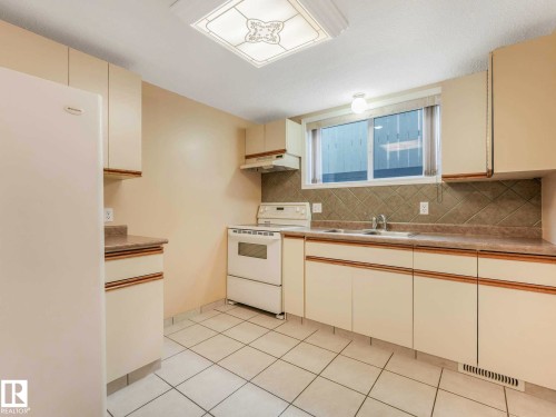 12715 95 Street, Edmonton, AB - Indoor Photo Showing Kitchen