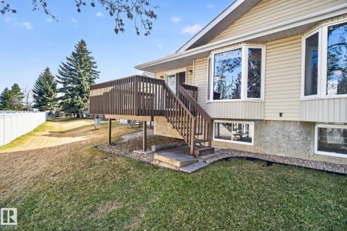 Raised wood deck with privacy railing and stairs - 46 903 109 Street, Edmonton, AB - Outdoor