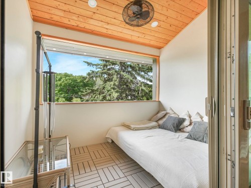 10961 75 Avenue, Edmonton, AB - Indoor Photo Showing Bedroom
