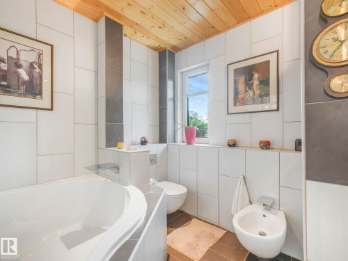 10961 75 Avenue, Edmonton, AB - Indoor Photo Showing Bathroom