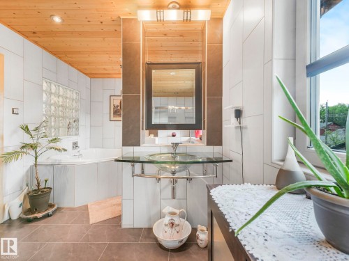 10961 75 Avenue, Edmonton, AB - Indoor Photo Showing Bathroom